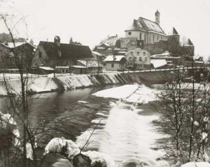 Füssen, Stadtansicht : Füssen. Ortsteilansicht mit Franziskanerkirche. Blick von Süden über das Lechwehr