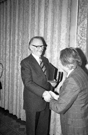 Verleihung der Ehrenmedaille der Stadt Karlsruhe an den Generalintendanten des Badischen Staatstheaters Hans-Georg Rudolph