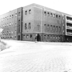 Cottbus-Mitte, Thälmannplatz (Brandenburger Platz) 32. Alters- und Pflegeheim (um 1920, Erweiterung um 1970). Eckansicht