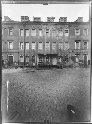 Dresden-Neustadt, Antonstraße 14/16. Wohn- und Geschäftshaus mit Bahnhof-Apotheke (1864). Hoffront (Teilansicht)
