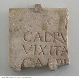 Tafelfragment mit Grabinschrift "...(Dis Manibus) // CALPV... // VIXIT..."