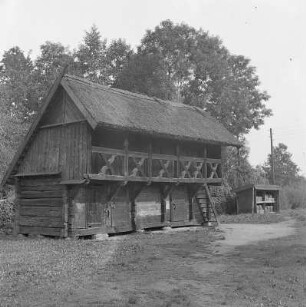 Freilandmuseum in Lehde. Stall und Bienenstöcke : Muzej pod hołym njebjom na Lědach. Hródź z galeriju a kołće. Lehde / Lědy