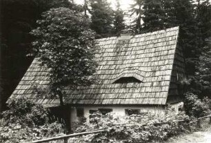 Zinnwald-Georgenfeld. Schindelgedecktes Bergmannshaus, Goetheweg 15, Eingangsseite