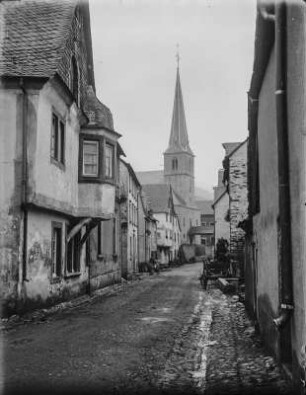 Kirche : Hauptstraße mit Blick auf die Kirche