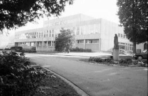 Stegen: Gymnasium, Hauptfassade von Nordwest