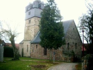 Kirche von Nordwesten über Kirchhofmit Kirchturm (Chorturm mit Turmchor) sowie Langhaus (wohl einst fest) in Übersicht