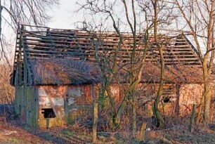 vor Drahtmühle: Fachwerkkate mit Reetdach: in Verfall