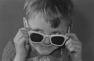 Ein Junge (Lothar) mit einer Sonnenbrille