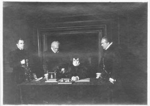 Maria Stuart. Schauspiel von Friedrich Schiller. Staatsschauspiel Dresden, 1923 : Szene Verurteilung der Maria Stuart mit Alice Verden als Elisabeth