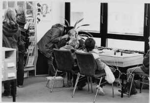 Kinder in einer Bibliothek am Abspielplatz für Schallplatten