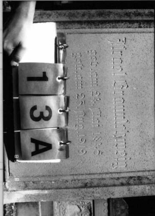 Grabstein 13 (Index: 100086626) Material: Sandstein Zustand: gut Maße HxBxT: 197x54x21 cm Beschreibung: Stele, getreppter Sockel, Rundbogenaufsatz, Schriftfeld rechteckig Symbolik: geschmückter Rundbogen: Grabstein 13A
