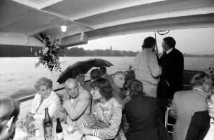 1979 Nobelpreisträgertagung Physik; Abendliche Bodenseefahrt: Gäste auf Deck