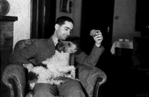 Bukarest: Wohnung Miller, Herr mit Foxterrier auf dem Schoß