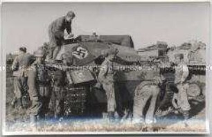 Befestigung von Hakenkreuzfahnen an Sturmgeschützen