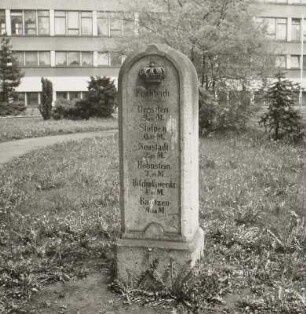 Meilenstein vor der Kurt-Schlosser-Oberschule/Stolpener Straße 13 : Arnsdorf, Meilenstein