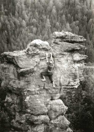 Sächsische Schweiz. Bielatal, Kleine Herkulessäule. K. Gonda beim Alleingang am Alten Weg (IV) am Gipfelkopf