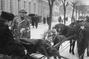 Bad Wörishofen. Hochzeit von Nikolaus Grasser, Bruder des Fotografen. Straßenbild mit Schlitten für Hochzeitsgäste