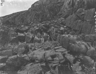 Zerklüftete Felsen : Blick über zerklüftetete, verwitterte Felsen aus tonhaltigem Kalkstein aus dem Sinemurium.