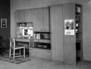 Anbauwand mit integriertem Schreibtisch : Leipzig. Leipziger Herbstmesse, 1986. Jugendzimmer. Holz, folienbeschichtet in Eichenholzoptik (1986; VEB Möbelkombinat Zeulenroda-Triebes (ZEUTRIE)). Anbauwand mit integriertem Schreibtisch