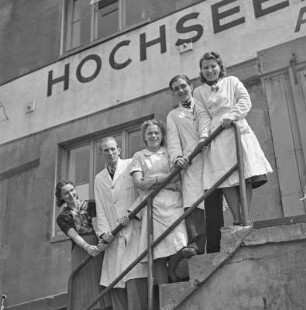 Angestellte vor dem Unternehmensgebäude der Hochseefischerei-Gesellschaft Hamburg, Andersen und Co