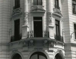 Leipzig-Zentrum, Dittrichring 2. Wohn-und Geschäftshaus (1875). Teilansicht des Eckerkers (1. OG)