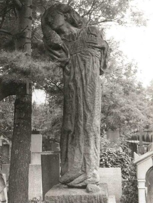 Grabdenkmal für Václav Beneš Třebízský : Grabdenkmal für Václav Beneš Třebízský. Stein (wohl um 1910). Prag-Vyšehrad, Friedhof Vyšehrad
