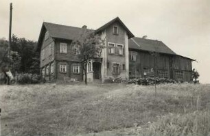Zittauer Gebirge. Umgebindehaus (Durch An- und Umbauten verschandelt) an einem Hang