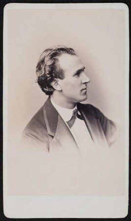 Porträt Caesar Galster (1847-nach 1884; Schauspieler). Albuminabzug auf Karton (Carte-de-visite mit Atelieraufdruck verso)