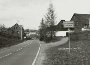 Fraureuth, Hauptstraße. Blick vom Ortseingang mit Ortseingangsschild