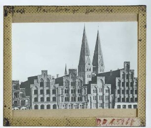 Lübeck, Marienkirche : Fernsicht auf die Türme; im Vordergrund Giebelhäuser (zerst.) an der Untertrave