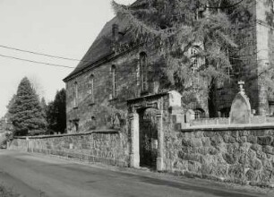 Torbogen : Dorfkirche (1730-1732). Teilansicht mit Kirchhofsmauer und Torbogen (wohl 1868)