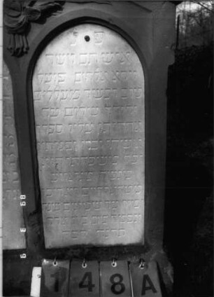 Grabstein 148 (Index: 100100259) Maße HxBxT: 153x84x27 cm Beschreibung: Doppelstele Symbolik: Blumenstrauß Besonderheit: Doppelgrab für Eheleute: Grabstein 148A