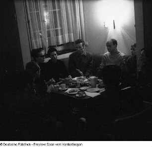Geselliges Beisammen sitzen(in der Palucca-Schule?)