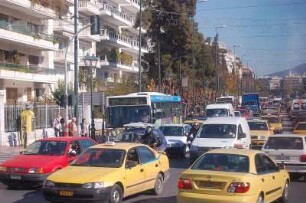 Athen - Verkehrsstau in der Innenstadt : Dichter Autoverkehr in Athen, gelbe Taxis dominieren im Stadtbild, aufgenommen 2006