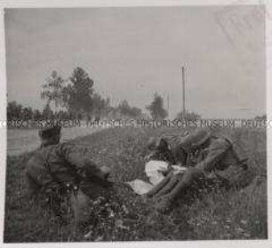Wehrmachtssoldaten, Soldaten in Rußland, Gefechtslagebesprechung eines Propagandakompanie-Truppführers mit dem Führer einer vorgehenden Infanterie-Kompanie vier Kilometer feindwärts bei Bocki