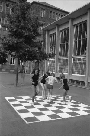 Aufmalung von Brettspielen auf dem Asphalt des Schulhofes der Südendschule zwecks Nutzung des Schulhofes während der Sommerferien