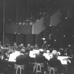 Konzert der Dresdner Philharmonie unter Leitung von Johannes Winkler (S. Kurz: Aufenthalt auf Erden; Klavierkonzerte von Skrjabin und Tschaikowski). Kulturpalast Dresden, 24.09.1976