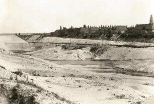 Niederlausitzer Braunkohlengebiet, Laubusch, Grube Erika : Aufgelassener Braunkohlentagebau, rechts Ortsteilansicht