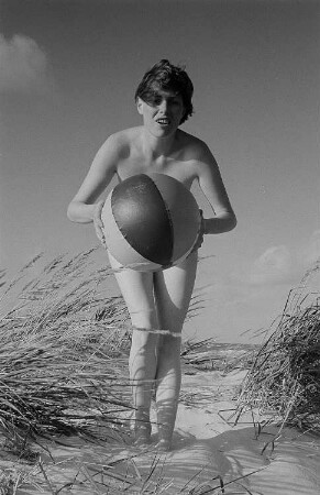 Renate Rössing nackt mit einem Wasserball am Strand