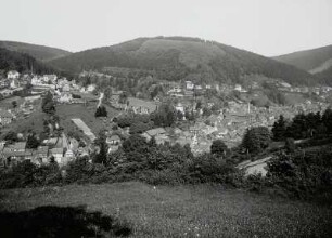Ruhla, Stadtansicht : Ruhla. Stadtteilansicht mit Stadtkirche St. Konkordia, Hotel Bellevue und Berghotel zum Landgrafen. Blick von der "Schönen Aussicht" über das Erbstromtal nach Nordwesten zur Karolinenhöhe (Bermer)