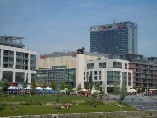Bratislava - Wohn-und Bürohäuser : Moderne Wohn-und Bürohäuser stehen am Donauufer. Aufgenommen am 14. Juni 2011 in Bratislava