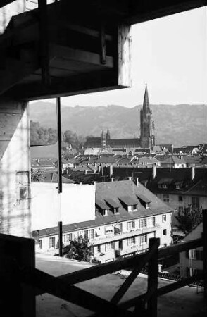Freiburg: Blick vom Dach des Chemischen Institutes auf Stadtkern und Münster