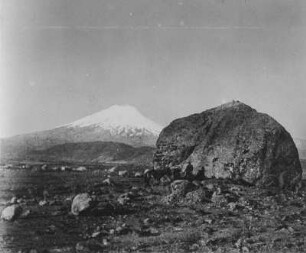 Cotopaxi : Blick auf den Vulkan Cotopaxi. Im Vordergrund das Schlammstromfeld bei Mulaló mit der Piedra Quilindúsi