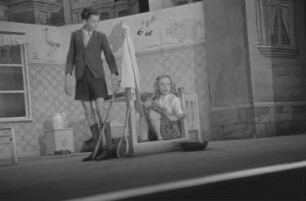 Szenenbilder aus dem Stück "Pünktchen und Anton" von Erich Kästner, aufgeführt bei einem Gastspiel in der Jugendbühne in der Scala in Berlin