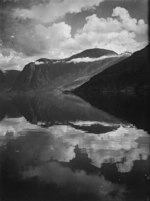 Aurlandsfjord : Blick vom Wasser über den Aurlandsfjord