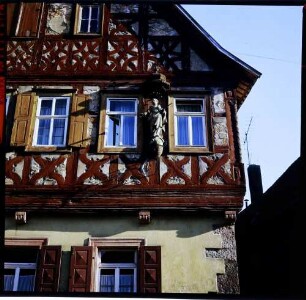 Karlstadt: Heiligenfigur am Fachwerkhaus