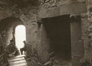 Kohren-Sahlis, Burgruine Kohren, östlicher Bergfried und Eingangstür der Wachtstube