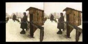 Wacheposten auf einer verschneiten Brücke