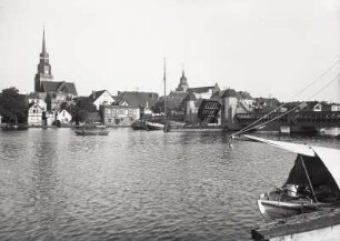 Wollin, Stadtansicht : Wollin (Wolin/Polen). Stadtansicht mit Georgenkirche, Nikolaikirche und Straßenbrücke vom Festland über den Odermündungsarm Dievenow
