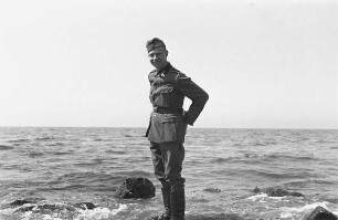 Zweiter Weltkrieg. Niederlande unter deutscher Besatzung. Den Haag. Franz Grasser am Strand vor dem Kurhaus Scheveningen